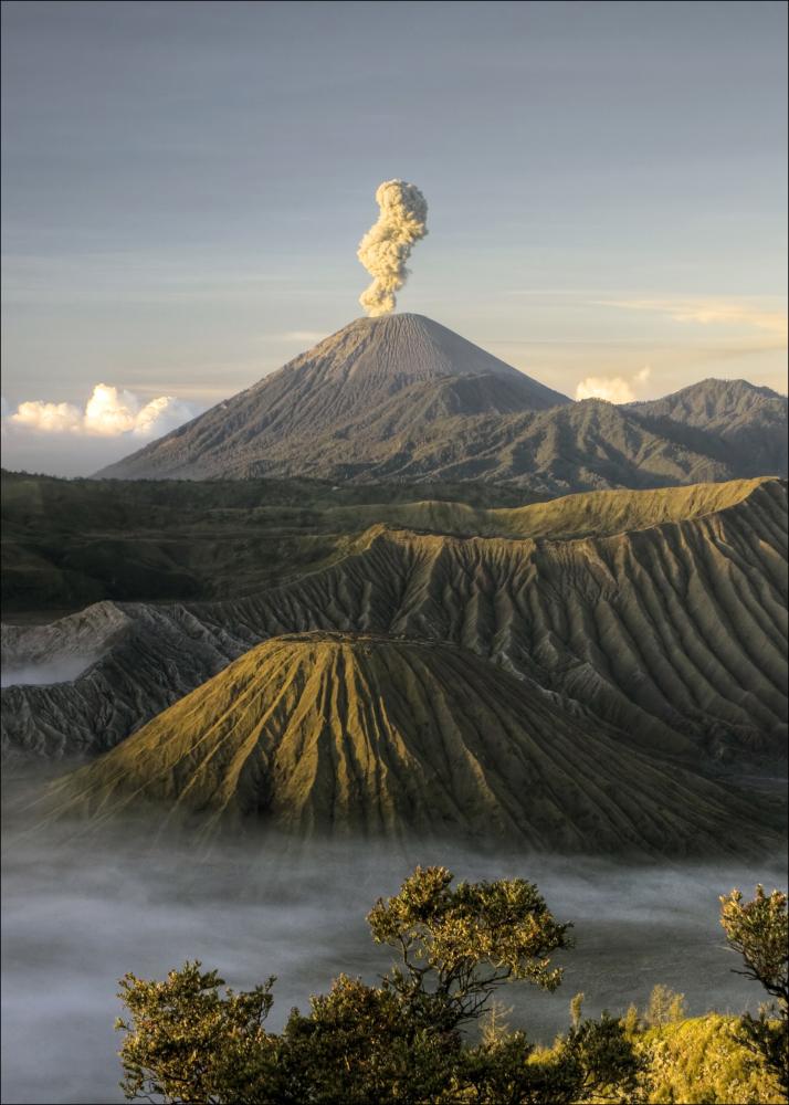 Green volcano Poszter