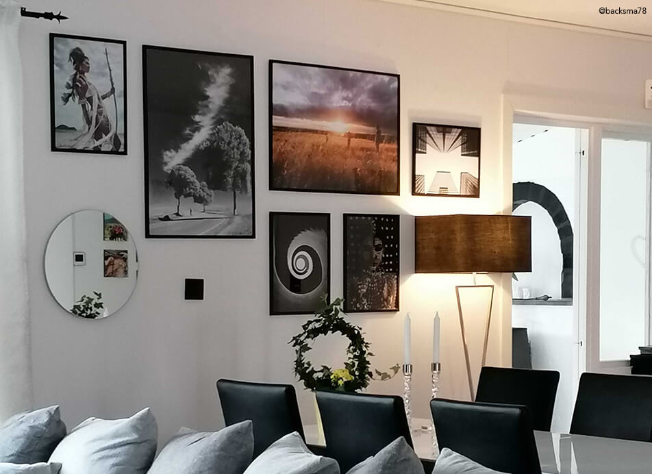 Galériafal tükörrel és fekete keretekkel