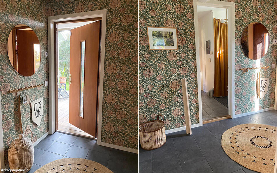 Virágmintás tapéta az előszobában, tónusos üvegű kerek tükör