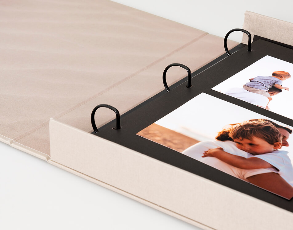 Nyitott fényképalbum fekete oldalakkal – saját kezű beragasztós album