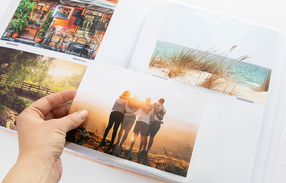 Nyitott fényképalbum műanyag zsebekkel és fotókkal