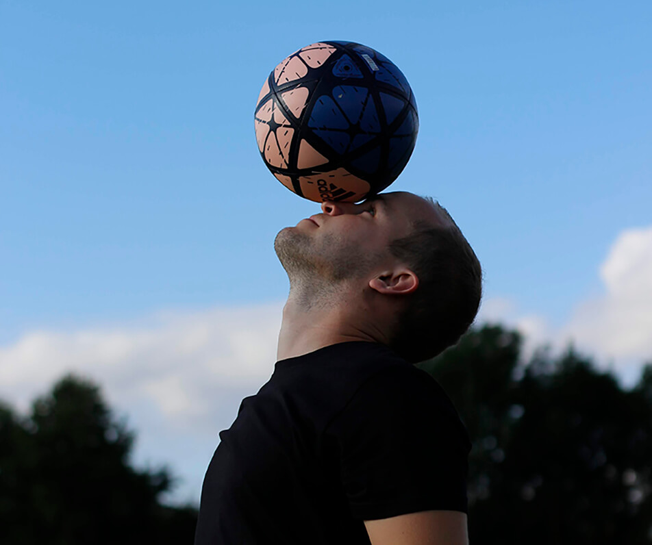 A tervező Tim Hansson focitrükköket mutat